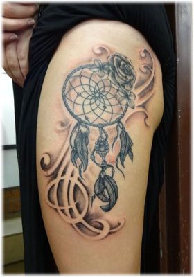  Tatouage attrape rêve assez stylé sur le coté du haut de la cuisse